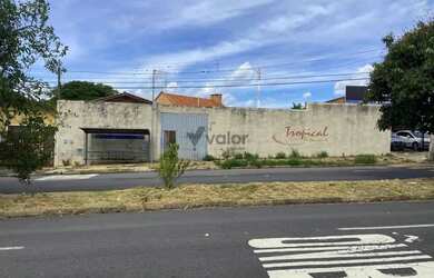 Imagem: A casa possui 5 Dormitórios, 3 Banheiros, 5 Vagas na garagem