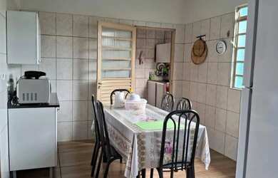 Imagem: A casa possui 3 Dormitórios, 2 Banheiros, 1 Vaga na garagem