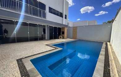 Imagem: A casa possui 3 Dormitórios, 4 Banheiros, 5 Vagas na garagem