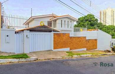 Imagem: A casa possui 4 Dormitórios, 3 Banheiros, 5 Vagas na garagem