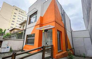 Imagem: O depósito possui 4 Vagas na garagem, 348m² de Área e está