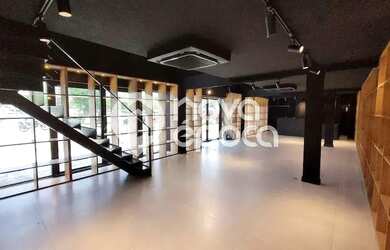 Imagem: O depósito possui 3 Vagas na garagem, 208m² de Área e está