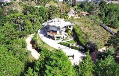 Imagem: A casa possui 5 Dormitórios, 5 Banheiros, 5 Vagas na garagem