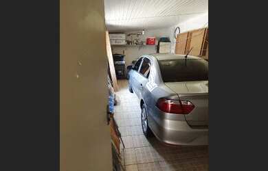 Imagem: A casa possui 2 Dormitórios, 2 Banheiros, 2 Vagas na garagem