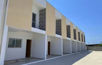 Imagem: A casa possui 2 Dormitórios, 1 Banheiro, 2 Vagas na garagem