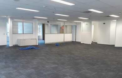 Imagem: O depósito possui 5 Vagas na garagem, 245m² de Área e está