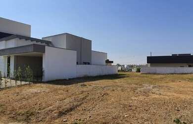 Imagem: O terreno e possui Dormitórios, Suítes, Banheiros, 300-0m²