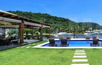 Imagem: A casa possui 5 Dormitórios, 5 Banheiros, 5 Vagas na garagem