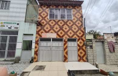 Imagem: A casa possui 3 Dormitórios, 2 Banheiros, 2 Vagas na garagem