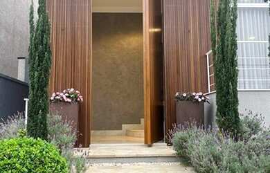 Imagem: A casa em condomínio possui 5 Dormitórios, 5 Banheiros e 543m²