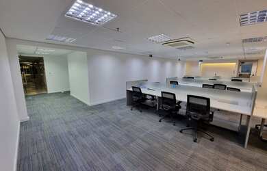 Imagem: O depósito possui 5 Vagas na garagem e 215m² de Área e está