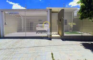 Imagem: A casa possui 3 Dormitórios, 3 Banheiros, 2 Vagas na garagem