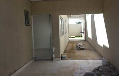 Imagem: A casa possui 3 Dormitórios, 1 Banheiro, 2 Vagas na garagem