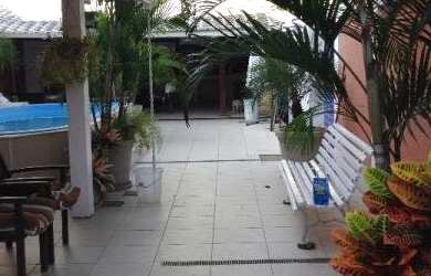 Imagem: A casa possui 5 Dormitórios, 5 Banheiros, 4 Vagas na garagem