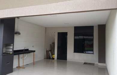 Imagem: A casa possui 3 Dormitórios, 1 Banheiro, 2 Vagas na garagem