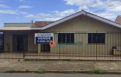 Imagem: A casa possui 4 Dormitórios, 2 Banheiros, 210m² de Área e