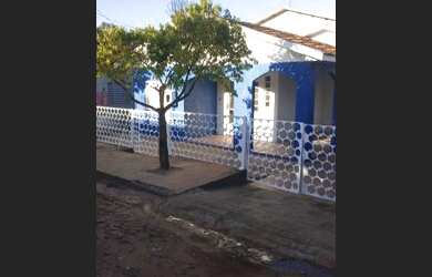 Imagem: A casa possui 3 Dormitórios, 1 Banheiro, 2 Vagas na garagem