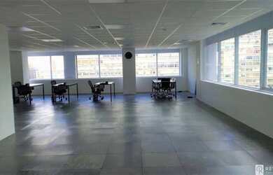 Imagem: O depósito possui 4 Vagas na garagem e 356m² de Área e está