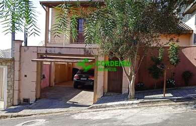 Imagem: A casa possui 3 Dormitórios, 3 Banheiros, 4 Vagas na garagem