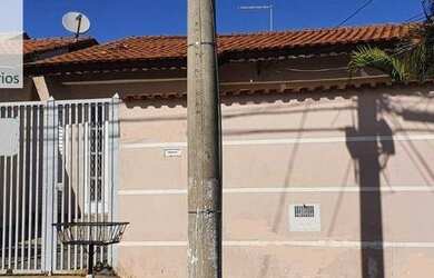 Imagem: A casa possui 4 Dormitórios, 2 Banheiros, 2 Vagas na garagem