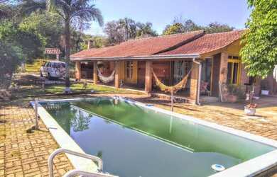 Imagem: A casa em condomínio possui 3 Dormitórios, 4 Banheiros e 530m²