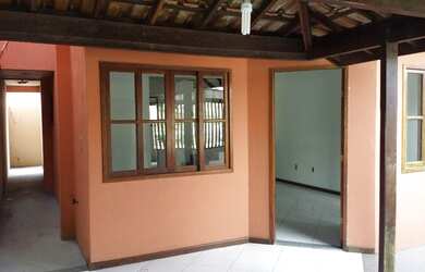 Imagem: A casa possui 3 Dormitórios, 2 Banheiros, 1 Vaga na garagem