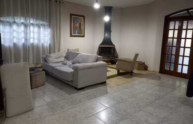 Imagem: A casa possui 3 Dormitórios, 4 Banheiros, 5 Vagas na garagem