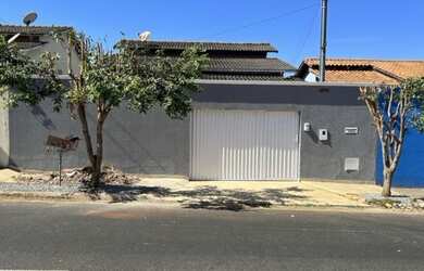 Imagem: A casa possui 3 Dormitórios, 2 Banheiros, 2 Vagas na garagem