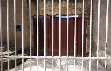 Imagem: A casa possui 2 Dormitórios, 1 Banheiro, 2 Vagas na garagem