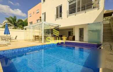 Imagem: A casa possui 4 Dormitórios, 5 Banheiros, 4 Vagas na garagem