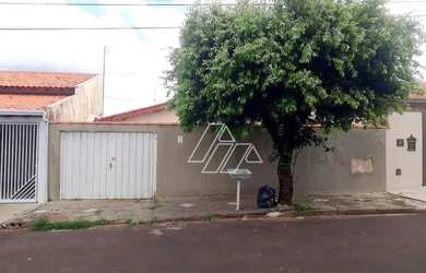 Imagem: A casa possui 4 Dormitórios, 2 Banheiros, 2 Vagas na garagem