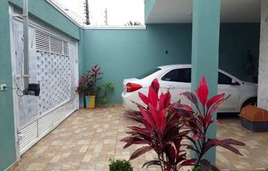 Imagem: A casa possui 4 Dormitórios, 3 Banheiros, 2 Vagas na garagem