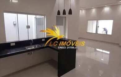 Imagem: A casa possui 3 Dormitórios, 1 Banheiro, 3 Vagas na garagem