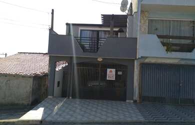 Imagem: A casa possui 4 Dormitórios, 4 Banheiros, 2 Vagas na garagem