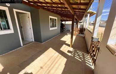 Imagem: A casa possui 2 Dormitórios, 3 Banheiros, 4 Vagas na garagem