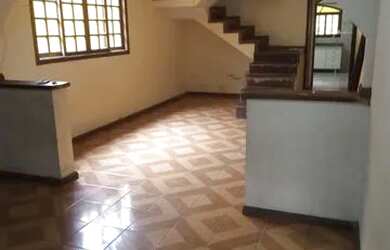 Imagem: A casa possui 3 Dormitórios, 2 Banheiros, 2 Vagas na garagem