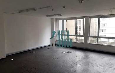 Imagem: O depósito possui 5 Vagas na garagem, 675m² de Área e está