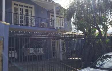 Imagem: A casa possui 3 Dormitórios, 4 Banheiros e 298m² de Área