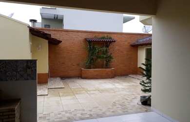 Imagem: A casa possui 4 Dormitórios, 5 Banheiros, 4 Vagas na garagem