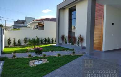 Imagem: A casa possui 3 Dormitórios, 1 Banheiro, 2 Vagas na garagem