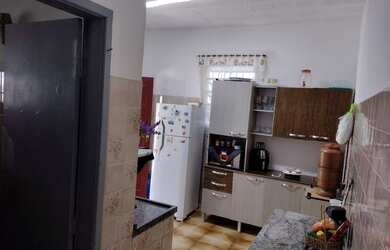 Imagem: A casa possui 3 Dormitórios, 2 Banheiros, 4 Vagas na garagem