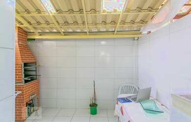 Imagem: A casa possui 2 Dormitórios, 2 Banheiros, 1 Vaga na garagem