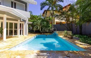 Imagem: A casa possui 4 Dormitórios, 4 Banheiros, 5 Vagas na garagem