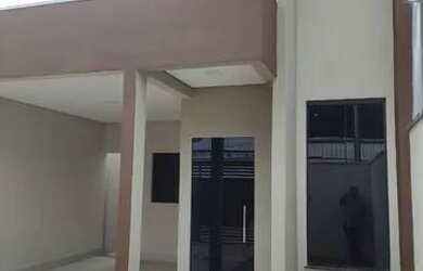 Imagem: A casa possui 3 Dormitórios, 2 Banheiros, 3 Vagas na garagem