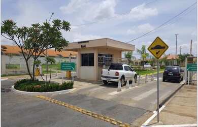 Imagem: A casa em condomínio possui 3 Dormitórios, 1 Banheiro, 2 Vagas