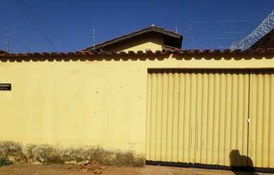 Imagem: A casa possui 3 Dormitórios, 1 Banheiro, 1 Vaga na garagem