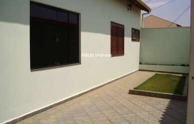 Imagem: A casa possui 3 Dormitórios, 3 Banheiros, 5 Vagas na garagem