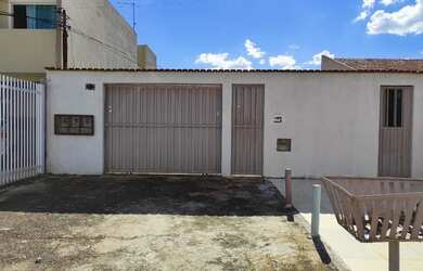 Imagem: A casa à venda possui 3 Dormitórios, 1 Banheiro, 5 Vagas na