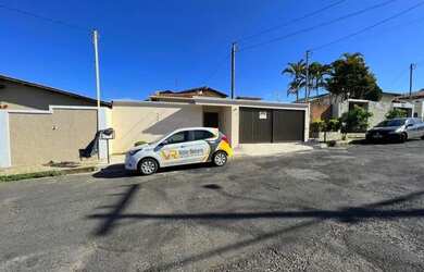 Imagem: A casa possui 3 Dormitórios, 1 Banheiro, 4 Vagas na garagem