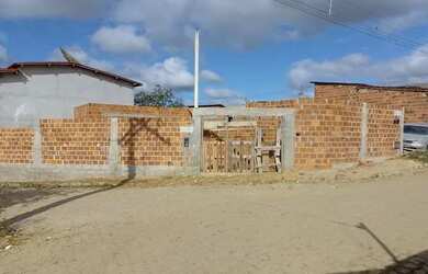 Imagem: A casa possui 3 Dormitórios, 2 Vagas na garagem, 240m² de